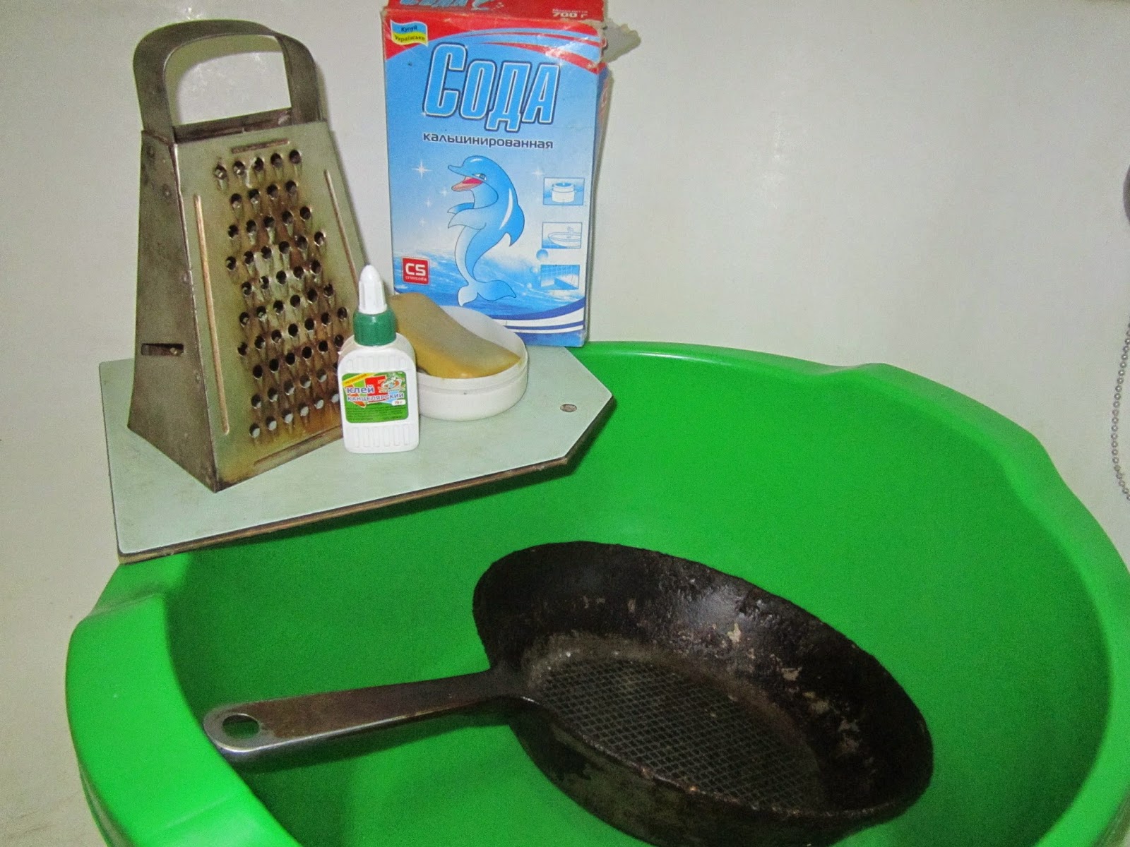 Как почистить сковородку клеем