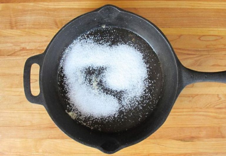После соли чугунную сковороду можно будет использовать и не волноваться, что пища пригорит