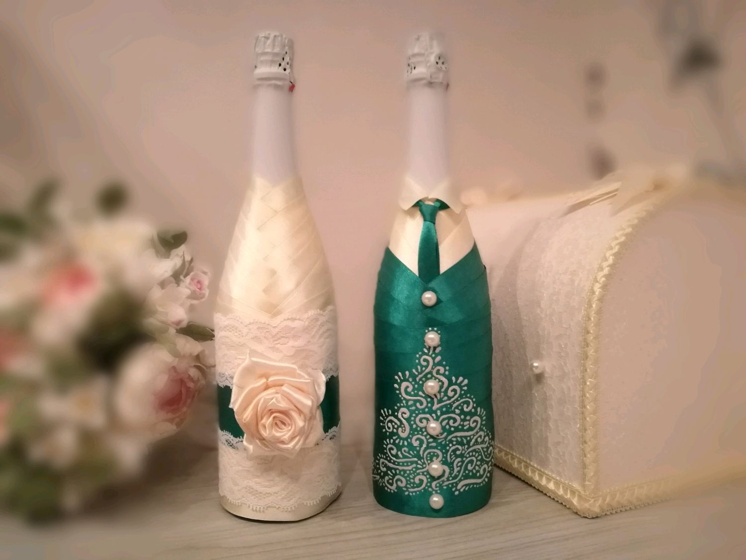 Свадебные бутылки шампанского. Свадебные бутылки. Декор шампанского. Украшение бутылок на свадьбу. Украшение бутылки шампанского.