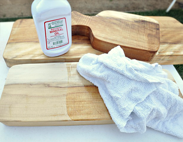 Обработка деревянной разделочной доски маслом
