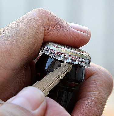 Как открыть пиво ключом