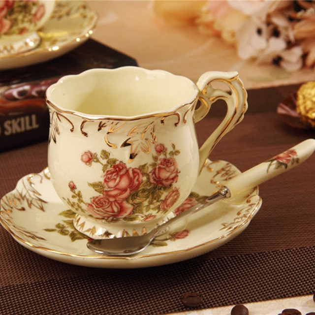 Фарфоровая чайная чашка и блюдце цвета слоновой кости