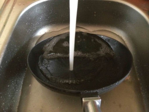 Как прокалить алюминиевую сковороду и чем ее почистить