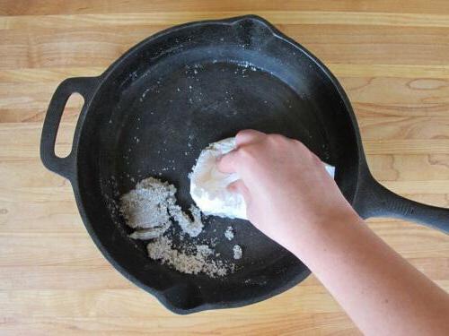 Как прокалить чугунную сковороду на плите