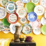 Как разместить декоративные тарелки на стене