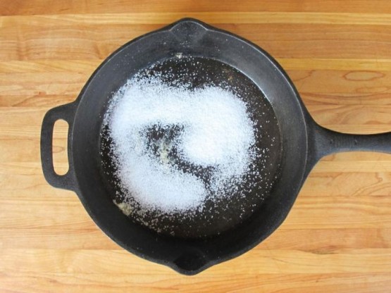 Соль в сковороде