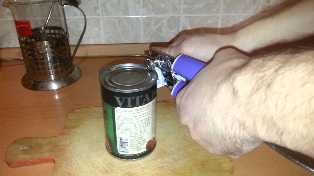 Как открыть банку консервные ножом с колесиком