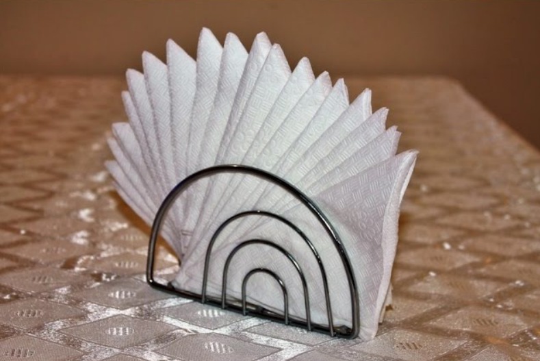 Как сложить красиво салфетки бумажные для праздника: как украсить салфетницу?
